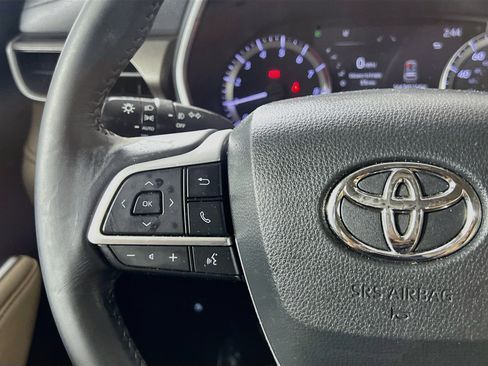 Used 2023 Toyota Highlander XLE AWD/4WD image 19