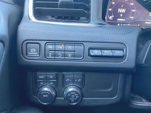 Used 2024 GMC Yukon Denali AWD/4WD image 18