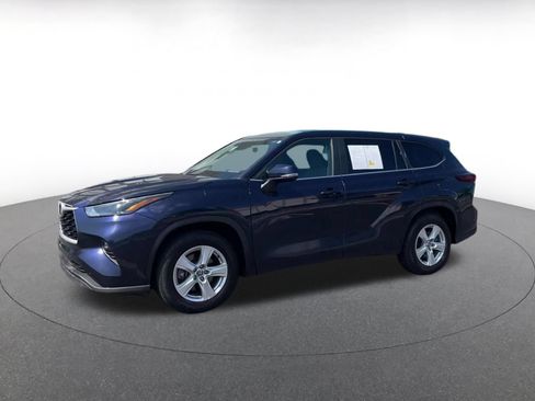 Used 2025 Toyota Highlander LE FWD image 7