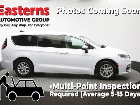 Used 2023 Chrysler Pacifica Touring-L FWD image 47