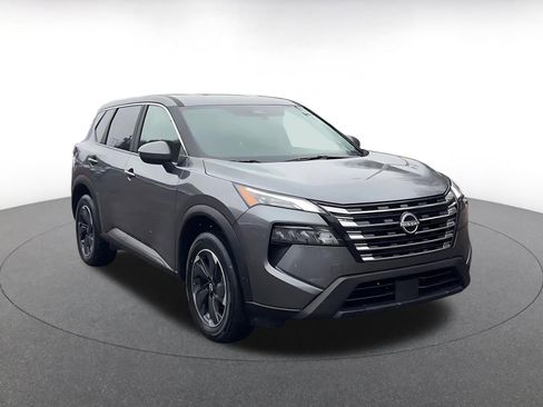 Used 2025 Nissan Rogue SV image 3