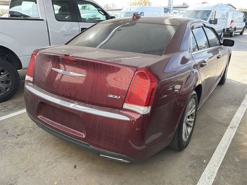 Used 2018 Chrysler 300 Touring L image 3