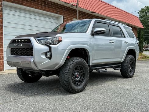Used 2018 Toyota 4Runner TRD Off-Road Premium AWD/4WD image 2
