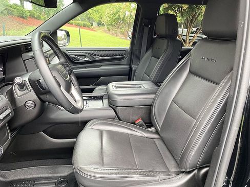 Used 2023 GMC Yukon XL Denali AWD/4WD image 11