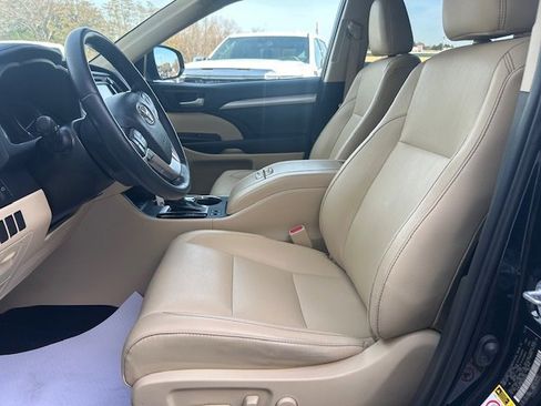Used 2019 Toyota Highlander XLE image 16