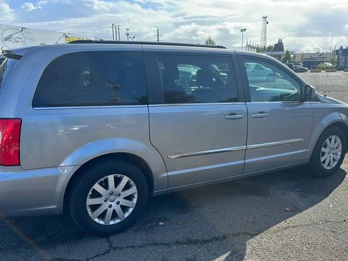 Used 2016 Chrysler Town & Country Touring image 5