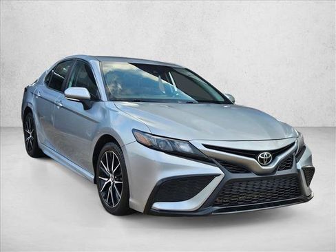 Used 2023 Toyota Camry SE image 3