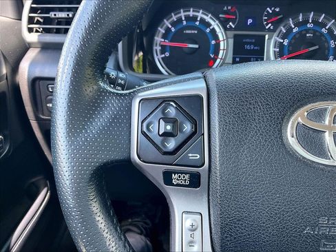 Used 2017 Toyota 4Runner SR5 AWD/4WD image 22
