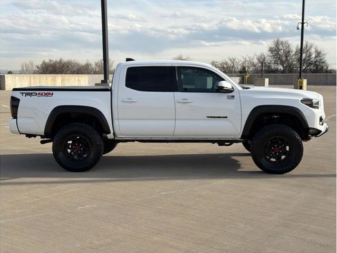 Used 2020 Toyota Tacoma TRD Off-Road image 9