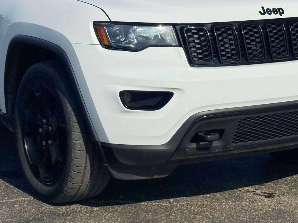 Used 2019 Jeep Grand Cherokee Laredo AWD/4WD image 5