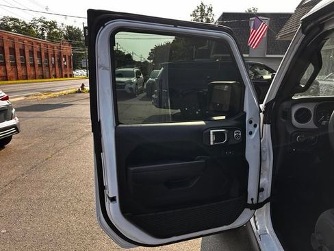 Used 2024 Jeep Wrangler Unlimited AWD/4WD image 12