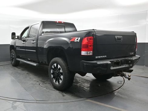 Used 2011 GMC Sierra 2500 Denali w/ Suspension Package, Off-Road AWD/4WD image 8