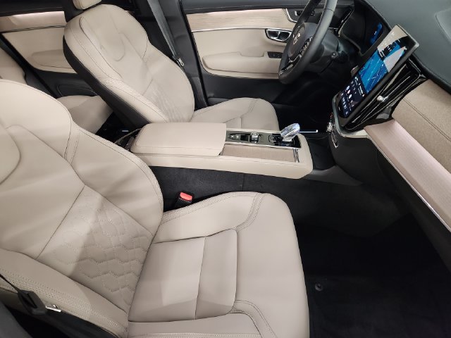 New 2026 Volvo XC90 T8 Plus w/ Protection Package Premier AWD/4WD image 3