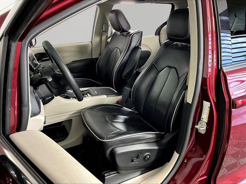 Used 2023 Chrysler Pacifica Limited w/ Uconnect Theater Family Group AWD/4WD image 19