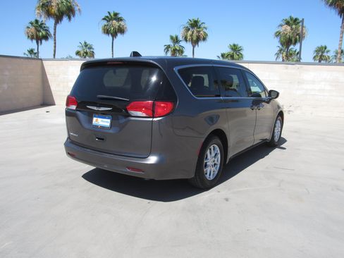 Used 2023 Chrysler Voyager LX FWD image 5