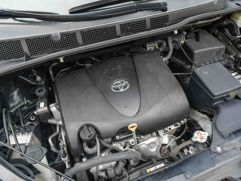 Used 2020 Toyota Sienna LE w/ Carpet Mat Package FWD image 28