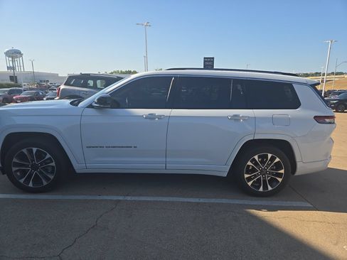 Used 2023 Jeep Grand Cherokee L Overland w/ Advanced Protech Group III AWD/4WD image 12