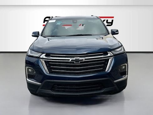 Used 2023 Chevrolet Traverse LT image 2