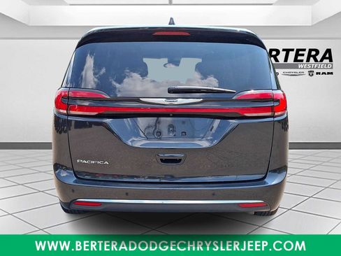 Used 2023 Chrysler Pacifica Touring-L FWD image 5