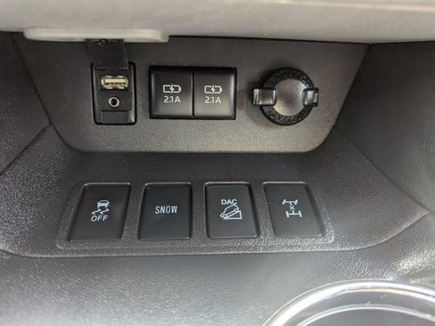 Used 2018 Toyota Highlander XLE AWD/4WD image 25