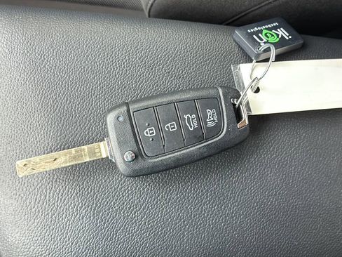 Certified 2025 Hyundai Elantra SE FWD image 33