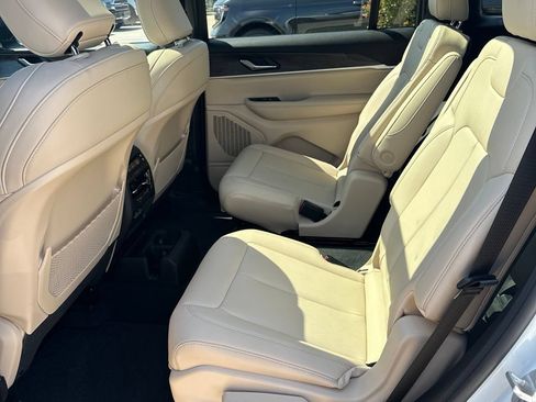 Used 2025 Jeep Grand Cherokee L Limited AWD/4WD image 14