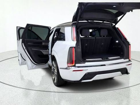 Used 2026 Cadillac Vistiq Platinum w/ LPO, Floor Liner Package AWD/4WD image 17