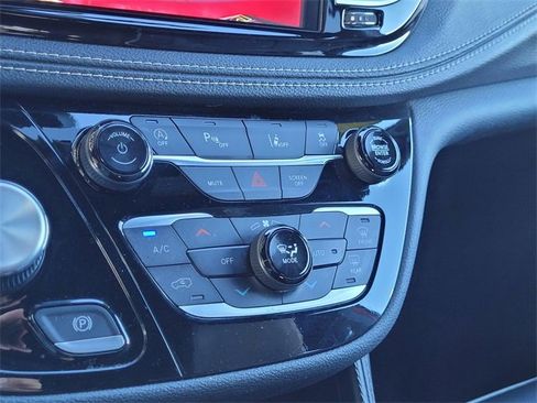 Certified 2025 Chrysler Pacifica Limited image 11