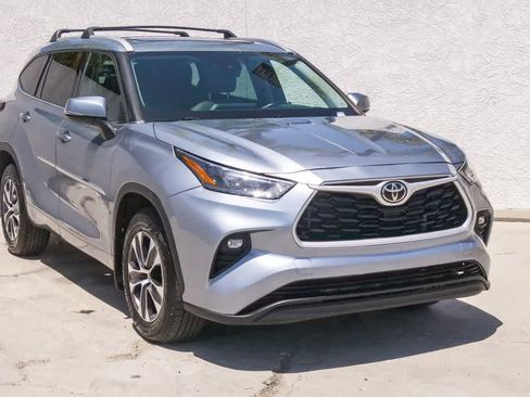 Used 2022 Toyota Highlander XLE FWD image 3