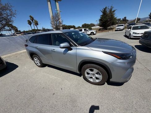Used 2022 Toyota Highlander LE FWD image 3