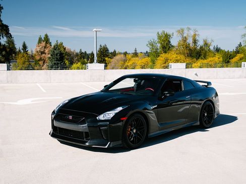 Used 2017 Nissan GT-R Premium w/ Premium Interior Package AWD/4WD image 13
