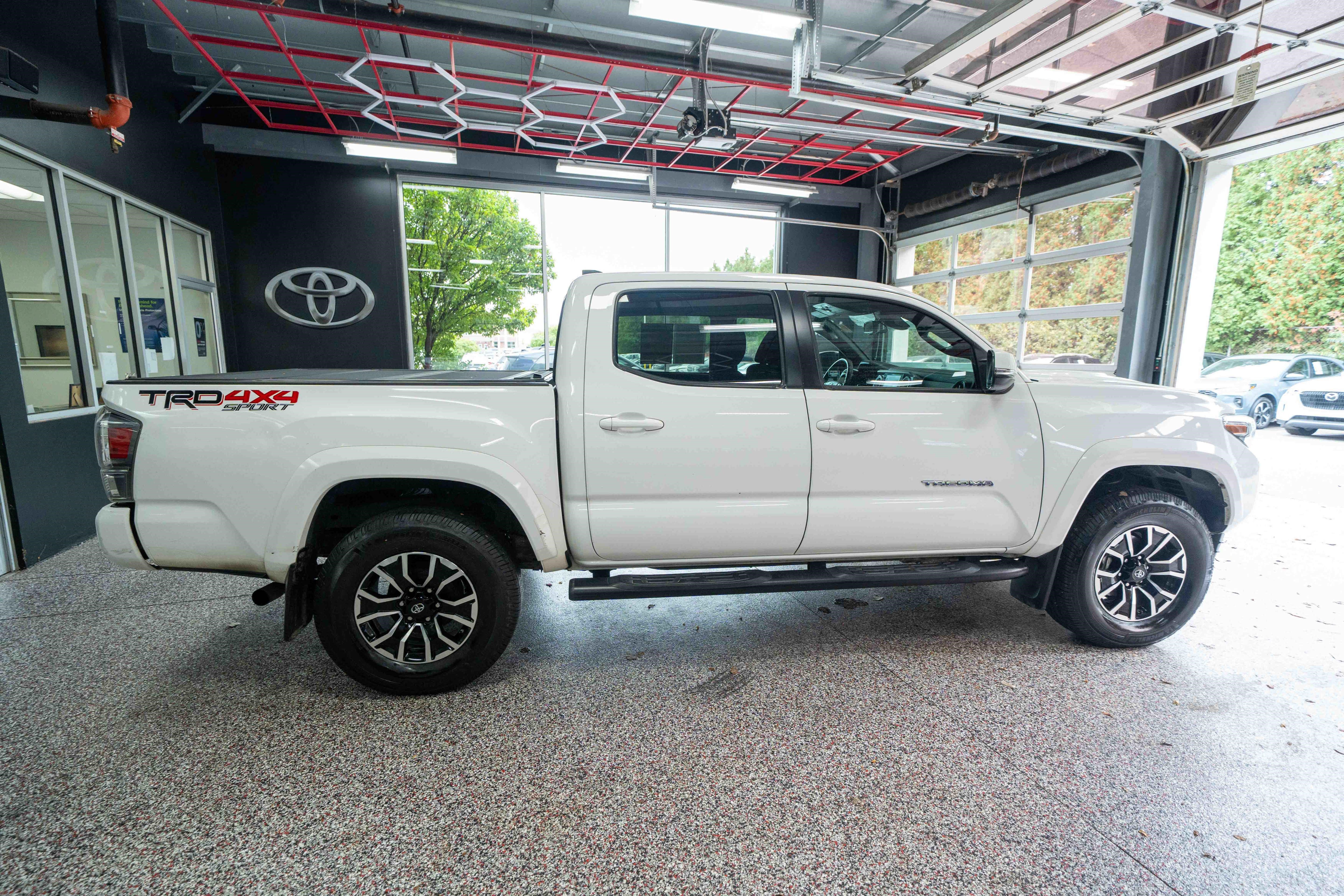 Used 2020 Toyota Tacoma TRD Sport w/ Technology Package AWD/4WD image 4