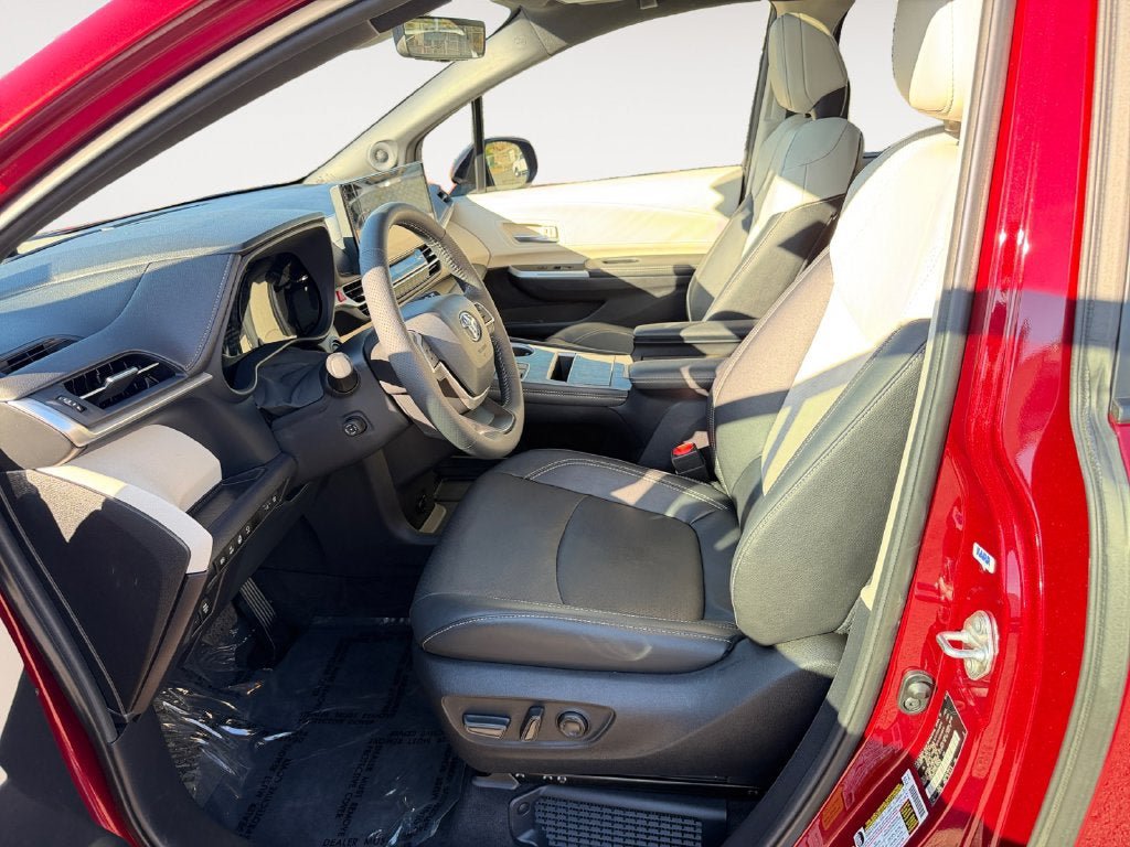 Used 2025 Toyota Sienna Platinum AWD/4WD image 7