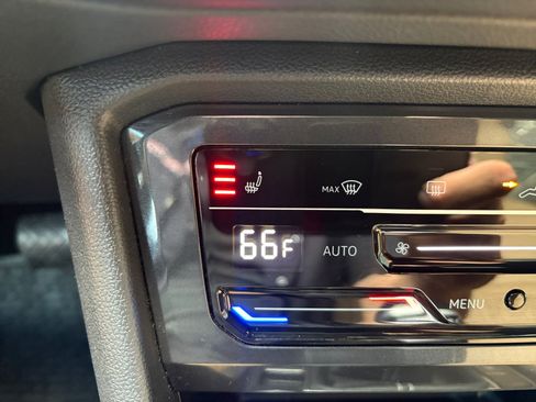 Used 2023 Volkswagen Tiguan SE w/ Panoramic Sunroof Package FWD image 22