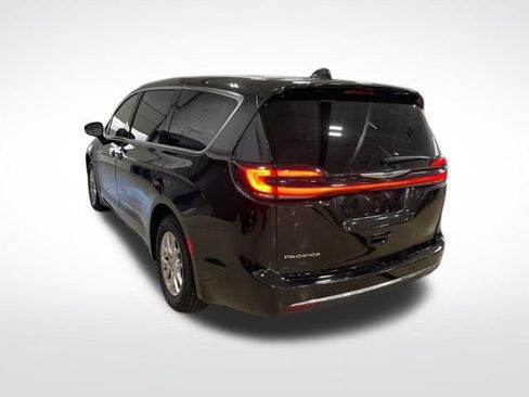 Used 2024 Chrysler Pacifica Touring-L image 4