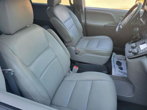 Used 2020 Toyota Sienna L FWD image 12