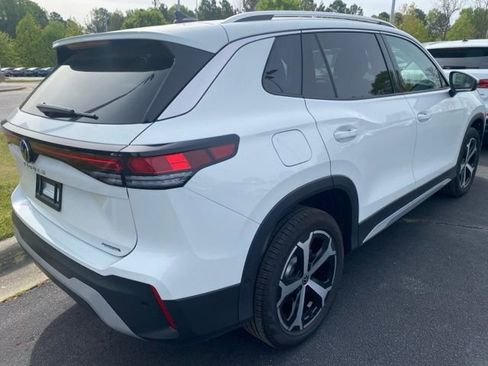 Used 2025 Volkswagen Tiguan SE image 4