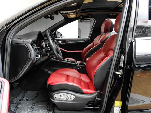 Used 2024 Porsche Macan image 4