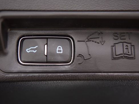 Used 2022 Ford Explorer XLT image 23