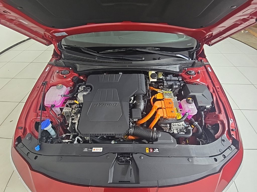Certified 2025 Hyundai Elantra SEL FWD image 33