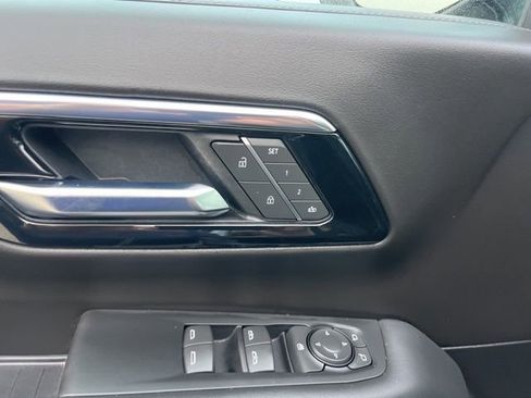 Used 2025 Chevrolet Suburban LT image 15