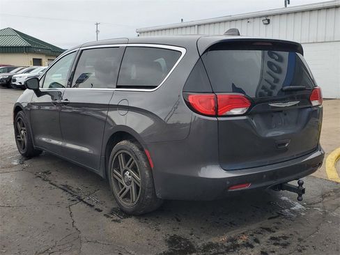 Used 2017 Chrysler Pacifica Touring image 5