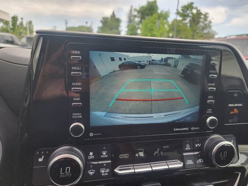 Used 2022 Toyota Highlander XLE FWD image 23