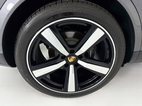 Certified 2024 Porsche Cayenne Coupe AWD/4WD image 33