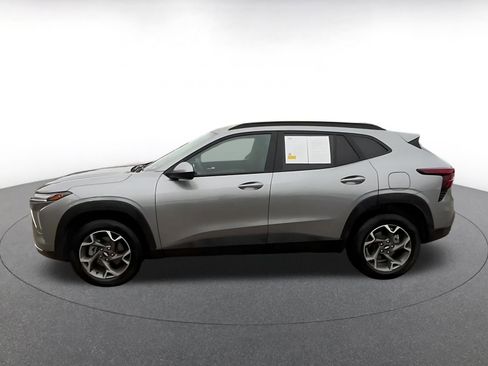 Used 2025 Chevrolet Trax LT image 9