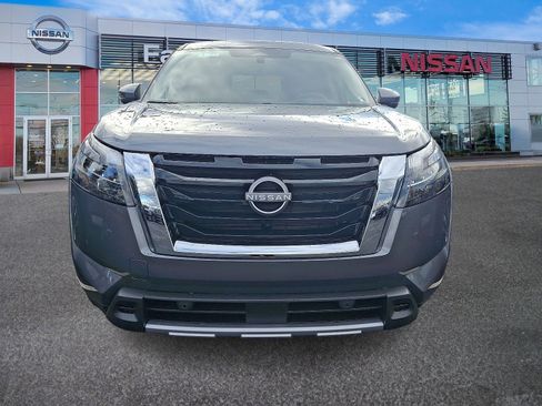 New 2025 Nissan Pathfinder SL image 2