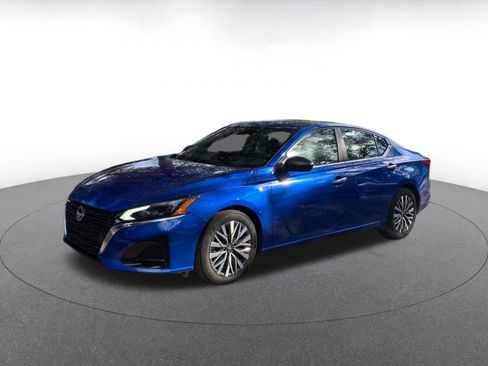 Used 2025 Nissan Altima 2.5 SV image 3