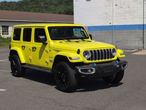 Used 2024 Jeep Wrangler Unlimited Sahara w/ Technology Group AWD/4WD image 3