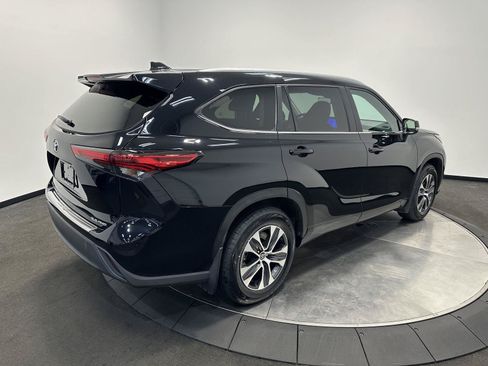 Used 2023 Toyota Highlander XLE AWD/4WD image 7