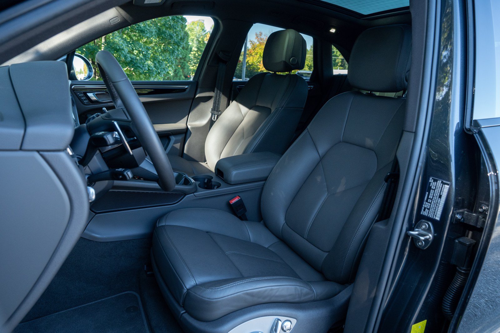 Certified 2026 Porsche Macan AWD/4WD image 5